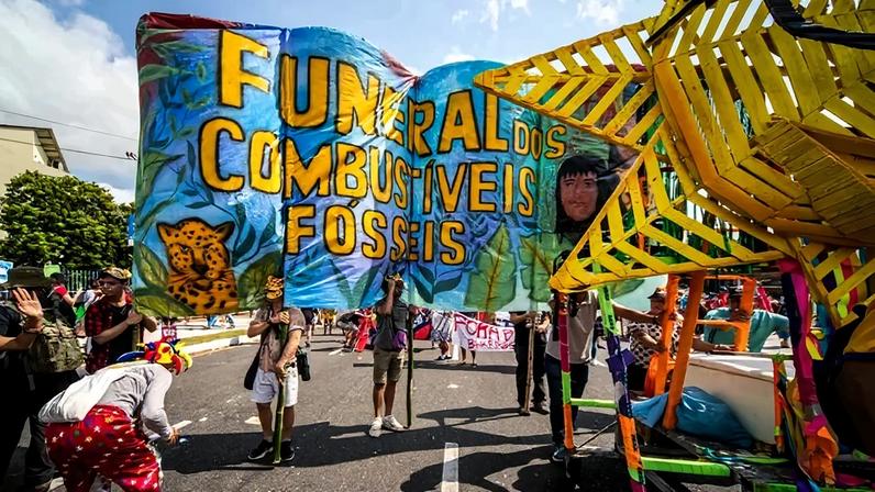 Protesto em Belém, durante COP30: países e organizações civis insistiram em inclusão de um roteiro para o fim dos combustíveis fósseis, mas tema ficou fora do texto final. (Leandro Fonseca/Exame)
