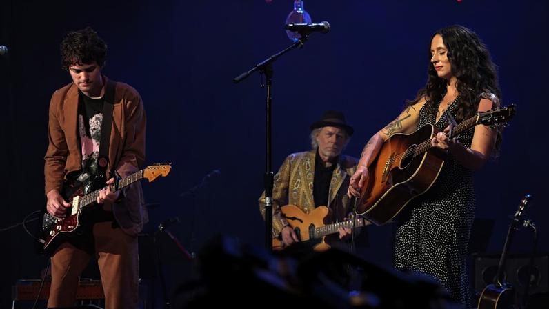 Waxahatchee e MJ Lenderman fazem cover de 'Choosin’ Texas'