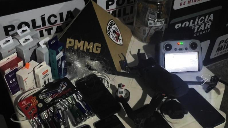 Os dois suspeitos foram presos em flagrante e encaminhados à delegacia da Polícia Civil, junto com todo o material recolhido.