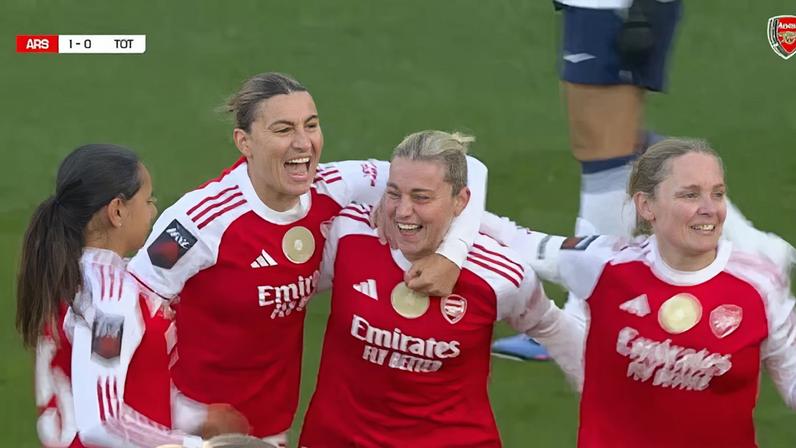 Russo faz hat-trick em 27 minutos no clássico do norte de Londres