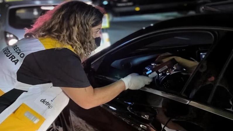 Dirigir sob efeito de álcool ou se recusar a fazer o teste do bafômetro podem gerar infração gravíssima