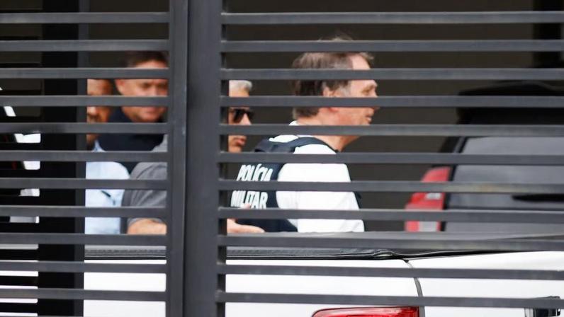 Ex-presidente Jair Bolsonaro (PL) ao chegar em casa, para cumprir prisão domiciliar, após deixar o hospital nesta sexta-feira, 27.