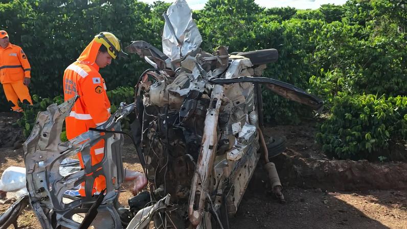 Após o acidente, os bombeiros isolaram a área para garantir a segurança e evitar novos riscos