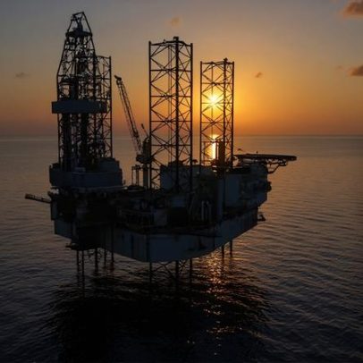 Petróleo entra em ponto de ruptura com bloqueio em Ormuz, diz consultoria