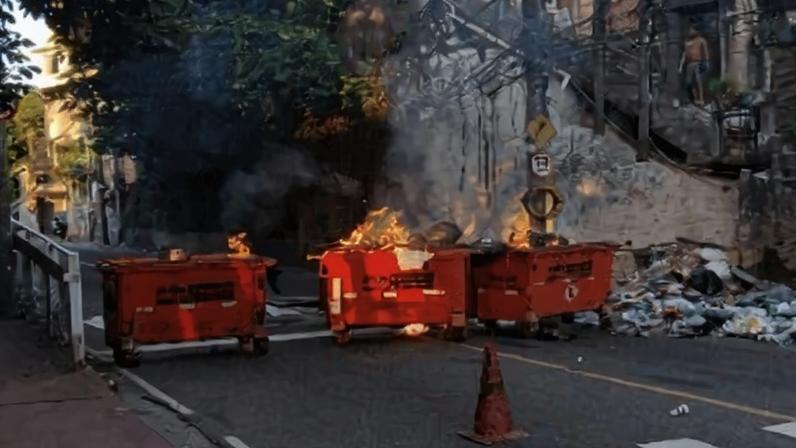 Helicóptero sobrevoa o Vidigal; avenida é bloqueada por criminosos | Reprodução