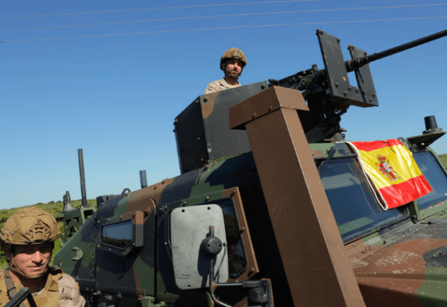 Soldados participam de exercício militar na praia de Retin, Espanha | Reuters/Jon Nazca