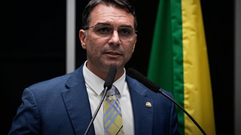 Imagem da noticia Carlos Bolsonaro alerta Flávio para risco de crescimento de Zema