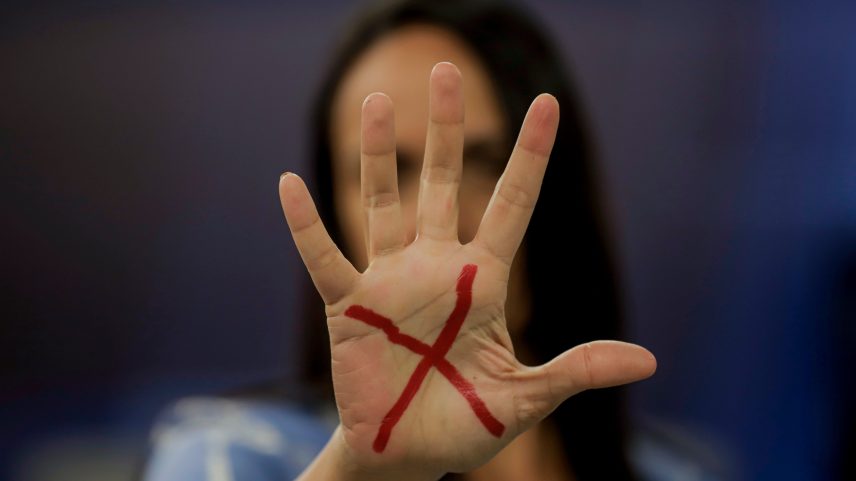 Pesquisa divulgada em março aponta que 13,1% das vítimas de feminicídio tinham medida protetiva