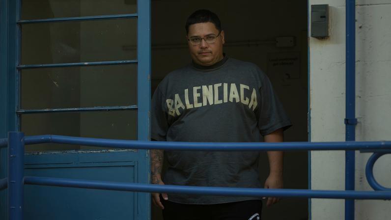 MC Ryan deixa IML após exame de corpo de delito em SP