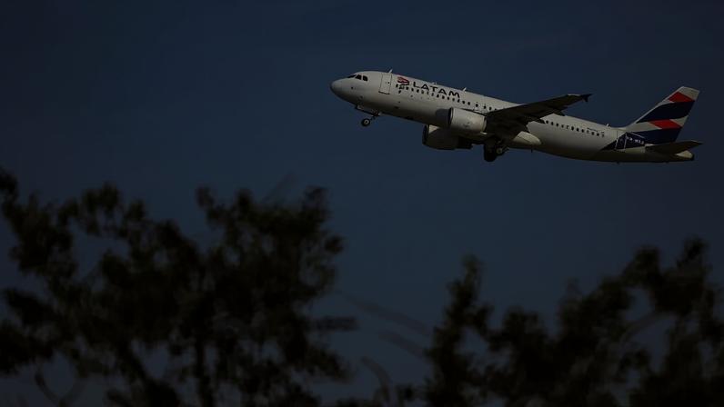Avião foi enviado para manutenção e passageiros embarcaram em outra aeronave