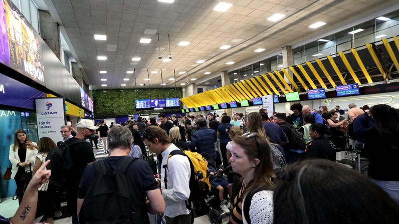 Movimentação caótica no Aeroporto de Congonhas, zona sul de São Paulo, nesta quinta-feira, 9 de abril de 2026.