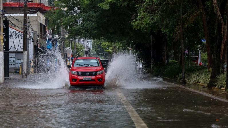 SP tem alerta para chuvas intensas em meio à frente fria; veja até quando