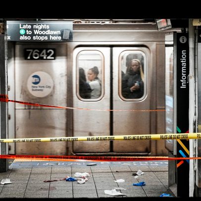 Homem com faca ataca três pessoas no metrô de Nova York; polícia mata suspeito