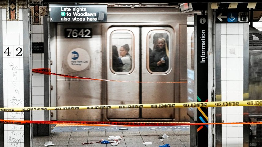 Dois homens e uma mulher foram feridos no ataque e estão hospitalizados