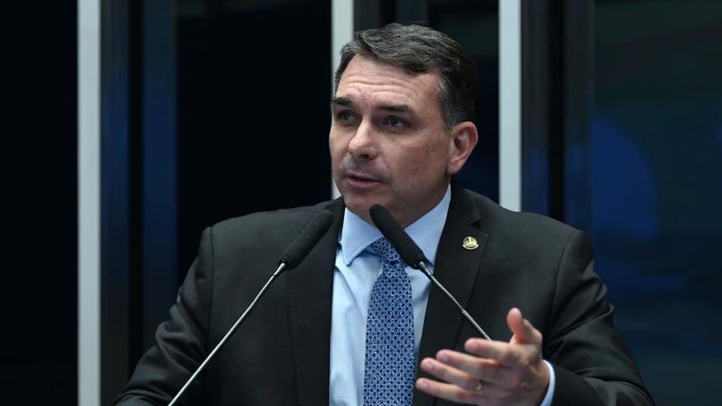 Postagem de Flávio menciona diversos crimes, inclusive fraude em eleições