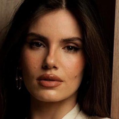 Camila Queiroz mostra barriga de grávida e impressiona fãs