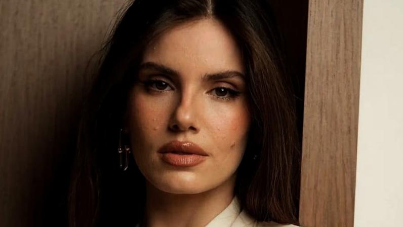 Camila Queiroz mostra barriga de grávida e impressiona fãs