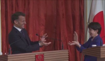 Macron e premiê japonês simulam golpe de Dragon Ball em coletiva