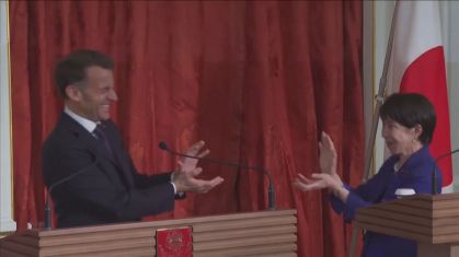 Emmanuel Macron e Sanae Takaichi fazem pose de 'Dragon Ball' ao final da coletiva de imprensa no Japão