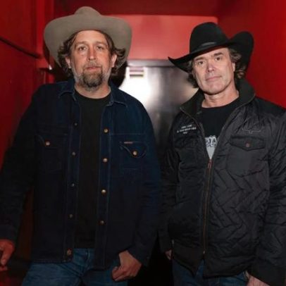 Hayes Carll e Corb Lund fazem cover de Much Too Young de Garth Brooks