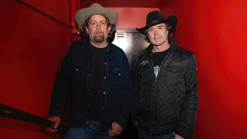Hayes Carll e Corb Lund fazem cover de Much Too Young de Garth Brooks