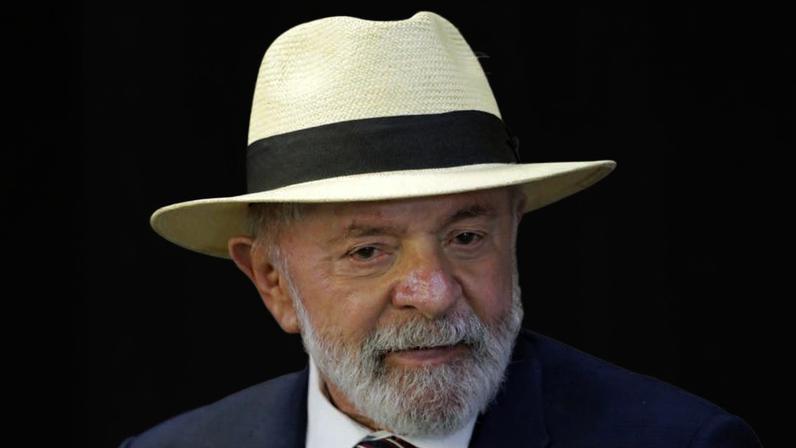 Lula de chapéu no Planalto