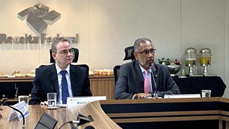 Marcelo Gomide (esq.) e Claudemir Malaquias (dir.) explicam mudanças na arrecadação do PIS/Cofins sobre diesel