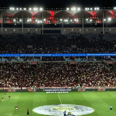 Torcida do Flamengo homenageia Oscar Schmidt antes de jogo contra o Bahia