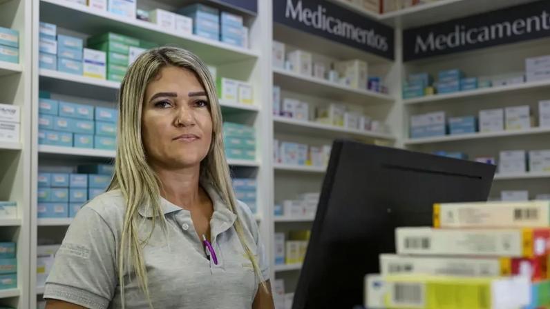 Em uma economia livre, trabalhadores como Jeisiane Magalhães, atendente de uma farmácia em Brasília, são pagos de acordo com a riqueza que geram. (Foto: Marcelo Camargo/Agência Brasil)