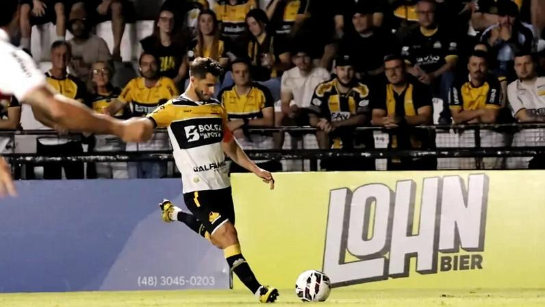 Marcelo Hermes em ação pelo Criciúma contra o Botafogo-SP (Foto: Celso da Luz/ Criciúma E.C.)