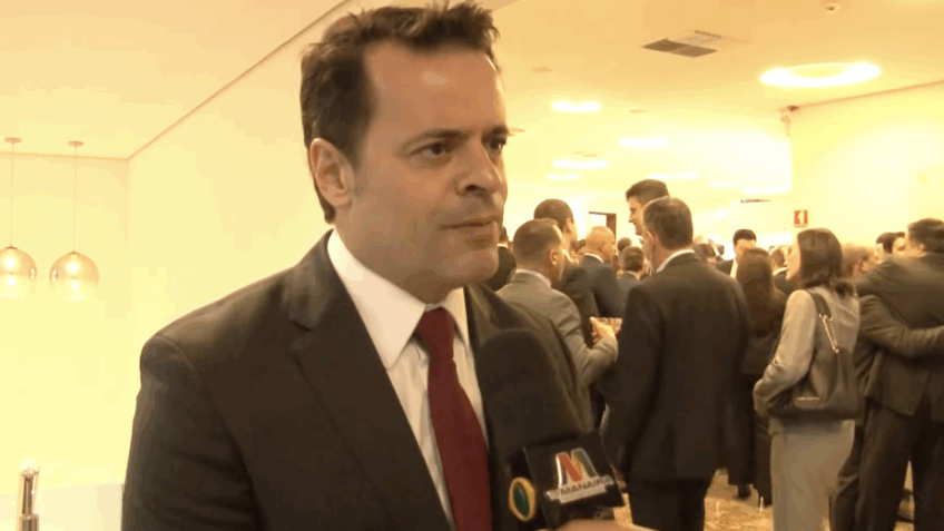 Marcelo Ivo de Carvalho é delegado da PF lotado no escritório do ICE de Miami desde 2023; na imagem, o oficial em entrevista à "TV Norte Paraíba", em 2023