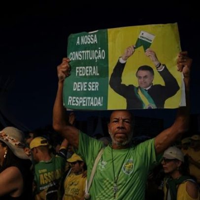 Ele retorna após um dia de ausência