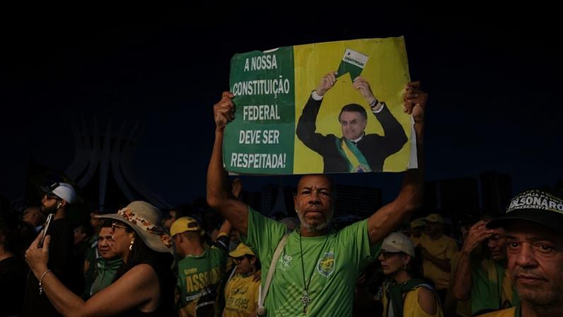 Na imagem, apoiadores do ex-presidente Jair Bolsonaro (PL) durante uma caminhada em Brasília para pedir anistia às pessoas presas e condenadas por envolvimento nos atos de 8 de Janeiro, em outubro de 2025