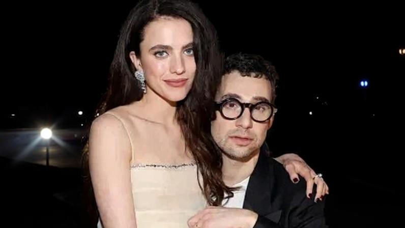 Margaret Qualley e Jack Antonoff na premiação do Grammy