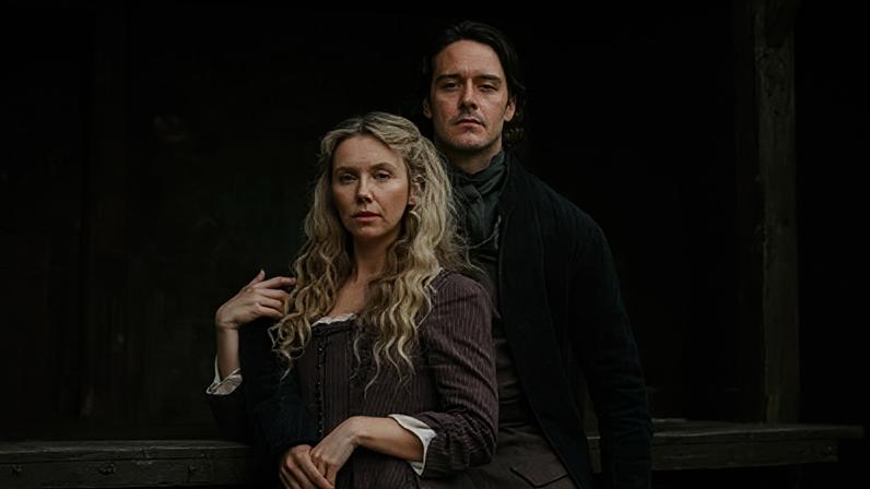 Lauren Lyle e César Domboy celebram o retorno de seus personagens para o desfecho de Outlander na 8ª temporada. (Fonte: Starz/Disney +)