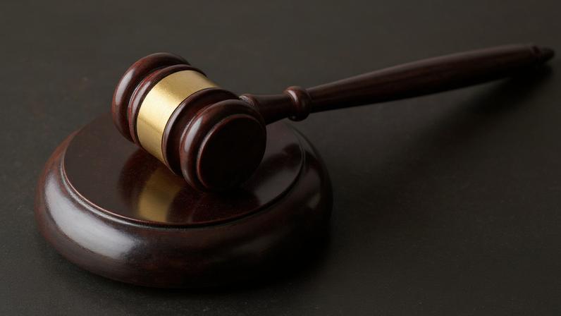 Martelo de justiça feito de madeira