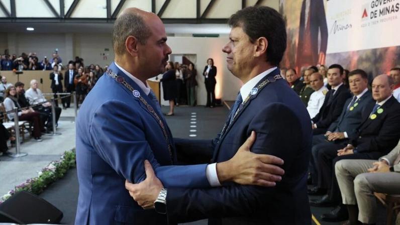 Tarcísio recebe medalha em MG e critica polarização no país