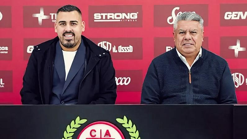 Matias Tapia, presidente do Barracas, ao lado de seu pai Claudio Tapia, presidente da AFA (Foto: Reprodução)