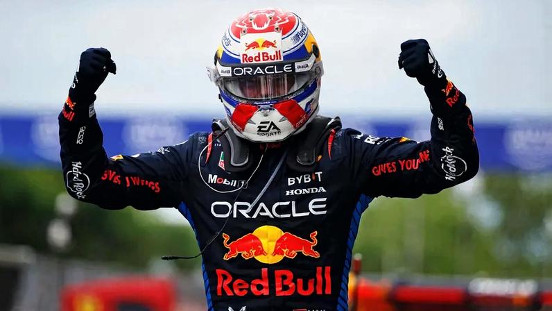 Max Verstappen comemora vitória na Fórmula 1 (Foto: Chris Graythen / AFP)