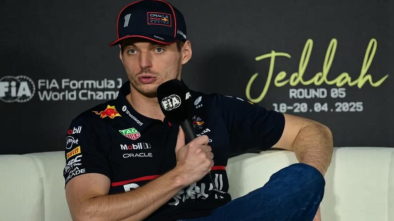 Max Verstappen em coletiva do GP da Arábia Saudita na F1 2025 (Foto: Giuseppe CACACE / AFP)