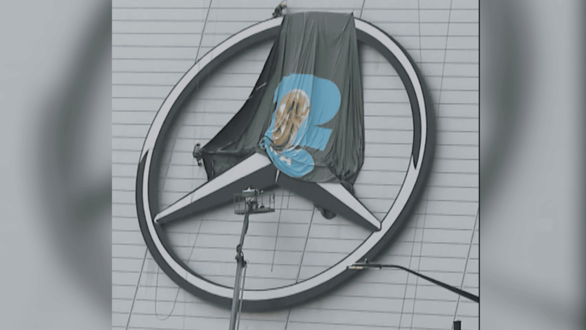 Na imagem, logotipo da Mercedes sendo coberto no estádio de Atlanta