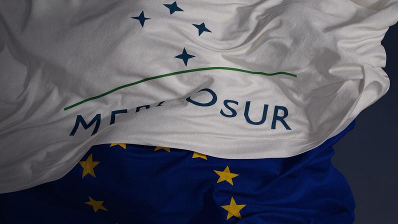 Imagem colorida das bandeiras do Mercosul e União Europeia - Metrópoles