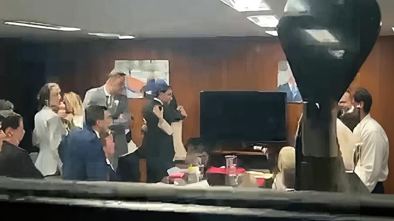 Jorge Messias no gabinete do PT abraçando a esposa após saber do placar negativo de sua indicação ao STF