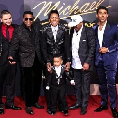 Família Jackson se junta a fãs em Berlim para estreia da cinebiografia
