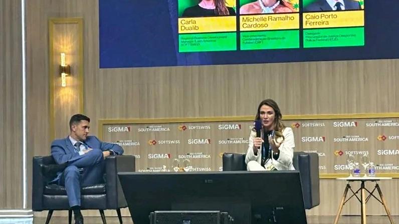 Segundo a vice-presidente da CBF, o fortalecimento da arbitragem nas federações estaduais também contribui para o desenvolvimento do futebol; na imagem, Caio Porto Ferreira (esq.) e Michelle Ramalho Cardoso (dir.)