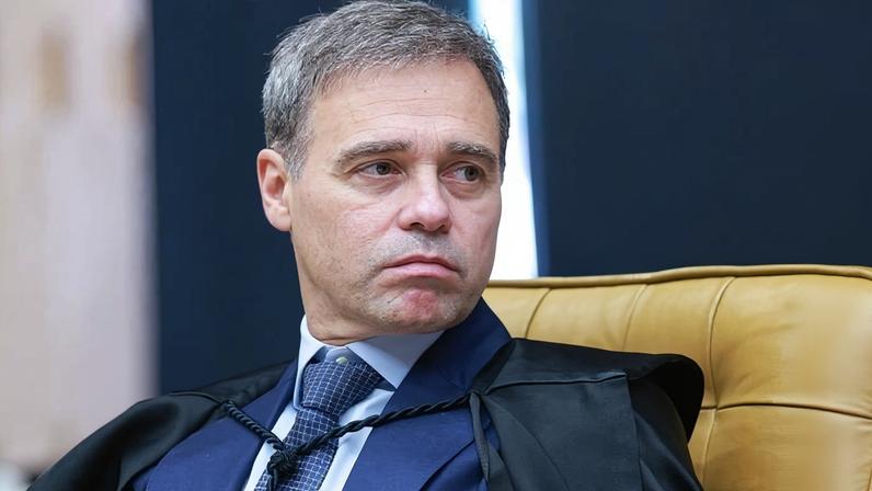 Imagem da noticia Avião com André Mendonça passa por problema antes da decolagem
