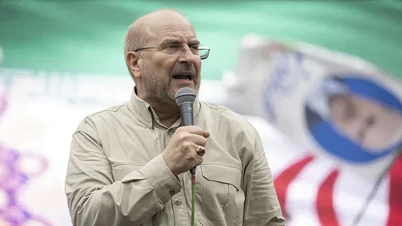 O presidente do parlamento iraniano, Mohammad Bagher Ghalibaf, então candidato à eleição presidencial de 28 de junho, discursa durante um comício de campanha no Complexo Esportivo de Shirodi.
