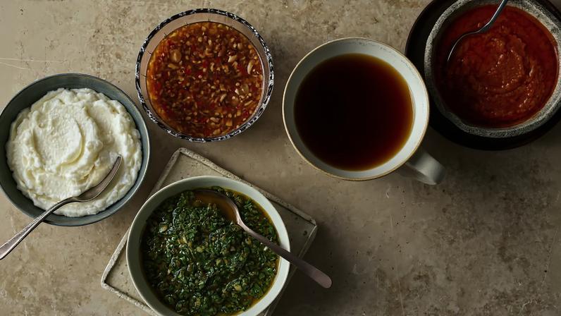 Cinco molhos globais essenciais que realçam qualquer prato