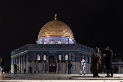 Muçulmanos palestinos entram na Mesquita de Al‑Aqsa, reaberta após 40 dias fechada devido a ataques israelenses.