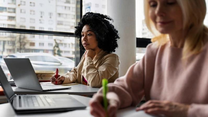 Segundo o relatório, o número de vínculos trabalhistas de mulheres negras aumentou 29% –de 3,2 milhões para 4,2 milhões